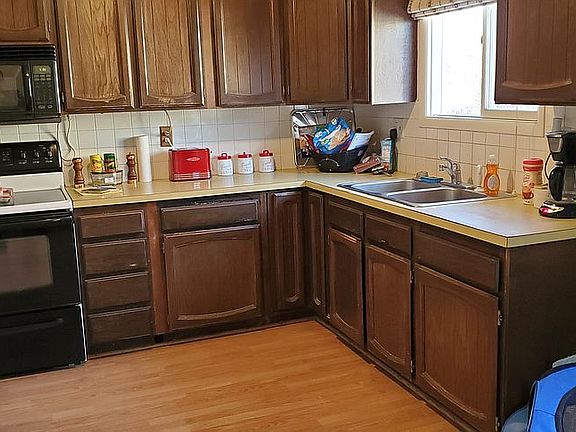 5th image of 208 Kinnikinnick Dr