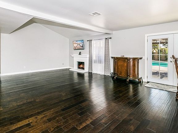 3rd image of 1452 N San Diego Pl