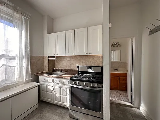 Rented by Azure Realty NY LLC | media 9