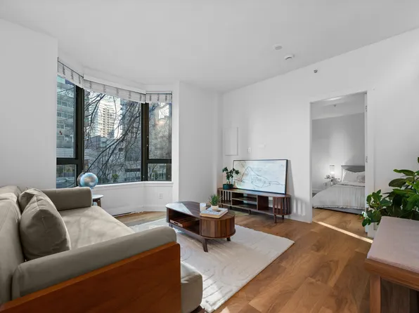 1238 Melville St #203, Vancouver, BC V6E 4N2