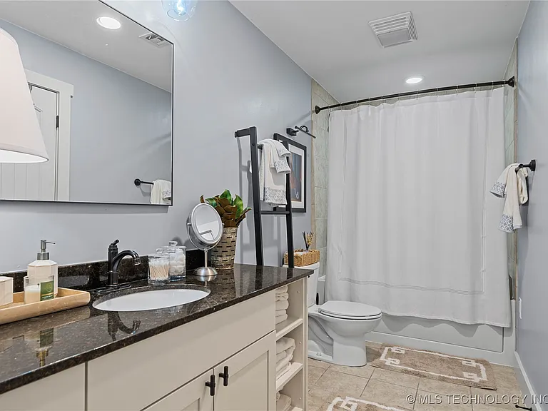 1407 S Saint Louis Ave #B — Photo 6