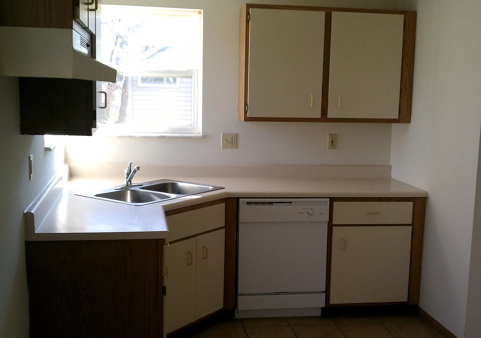 Spacious 4 Bedroom 1.5 bath Home For Lease Just Off I-44 — Photo 2