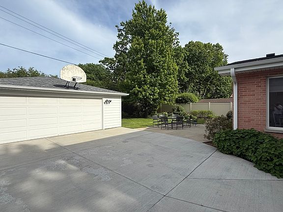 3rd image of 1207 Sherwood Rd