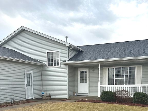 3rd image of 5 Emily Dr