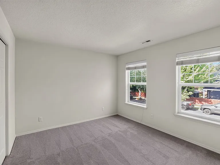 472 NE 60th Ave — Photo 9