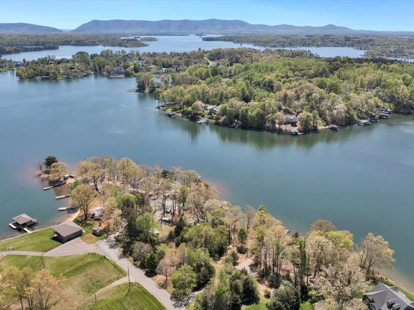 5B Bluewater Dr, Moneta, VA 24121