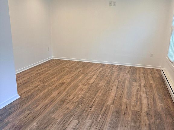 4th image of 81 N Day St #4