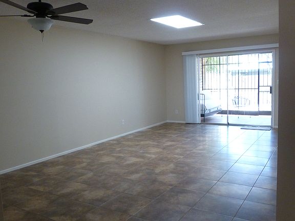 Lge family/dining room
