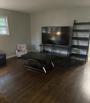 5th image of 2415 Sharon Ave