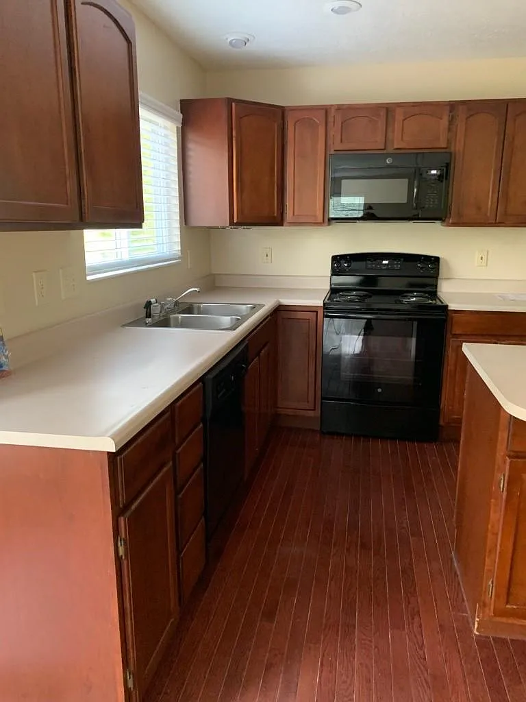 4 bed, 2.5 bath, 2293 sqft, $2,450 — Photo 4
