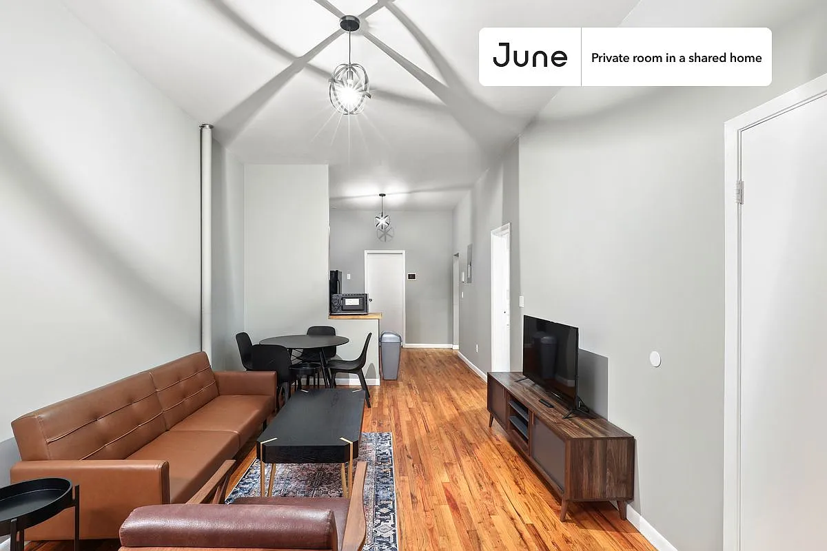 Full bedroom in 4 bed/2 bath home in Williamsburg #691 B — Photo 3