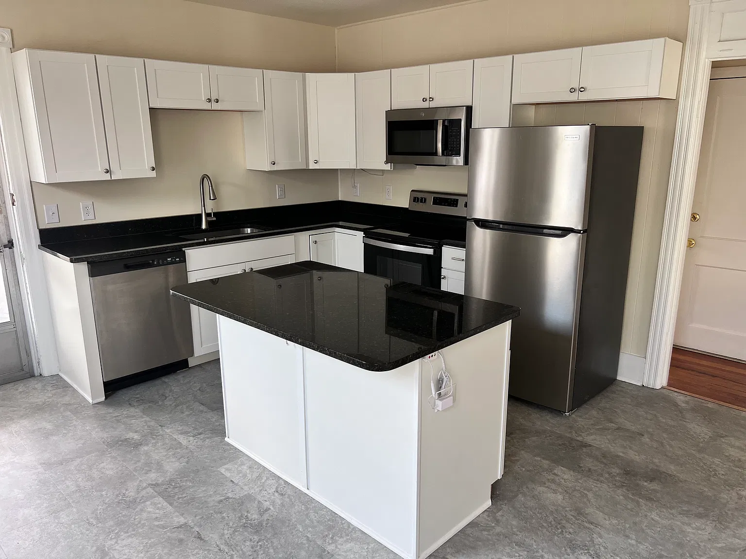 2 bed, 1300 sqft, $1,395 — Photo 2