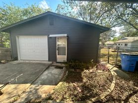 513 N San Marcos St, Seguin, TX