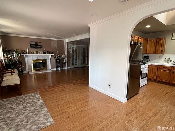 4th image of 10 Bradford Dr