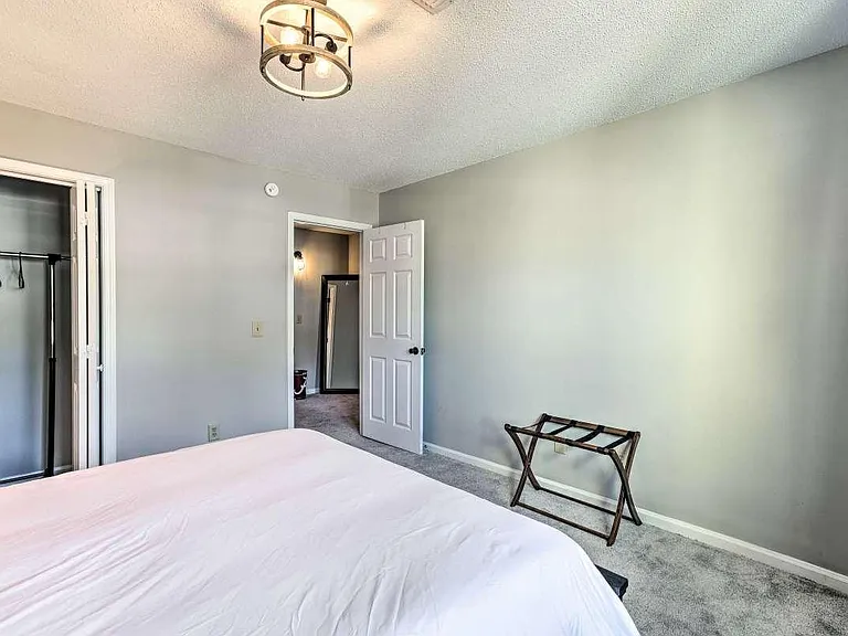 1073 Fairfax Dr — Photo 16