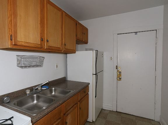 2nd image of 3121 N Hamlin Ave APT 2F