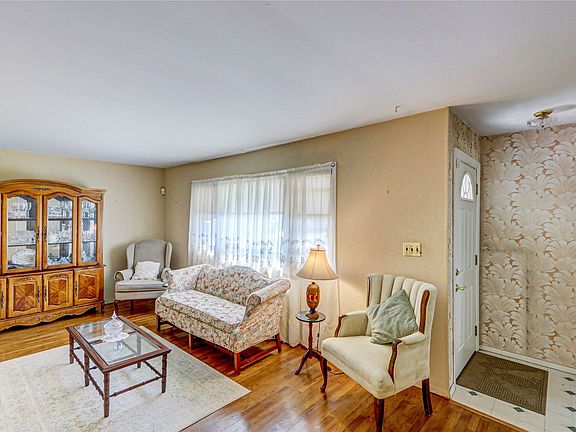 5th image of 9 Jeffrey Ln