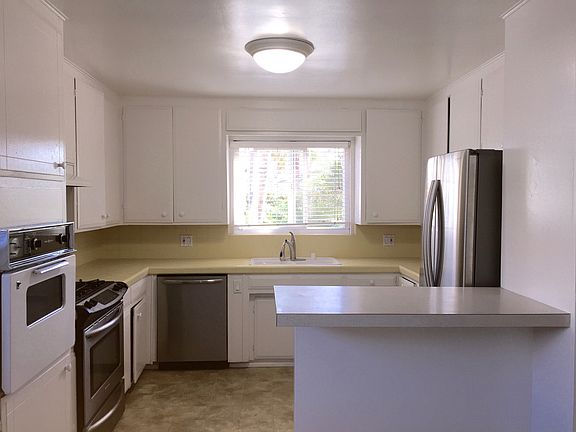 cute kitchen, new appliances, lots of storage