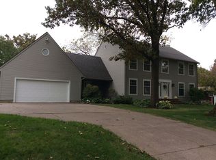 910 36th St, Moline, IL 61265