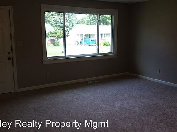 3rd image of 927 Foley Dr