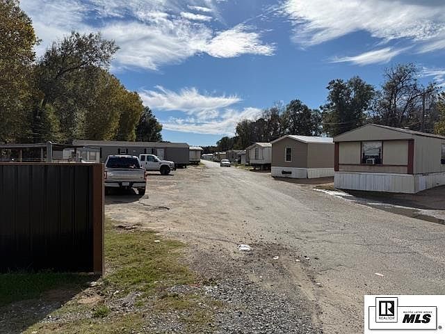 2nd image of 5602 Desiard St