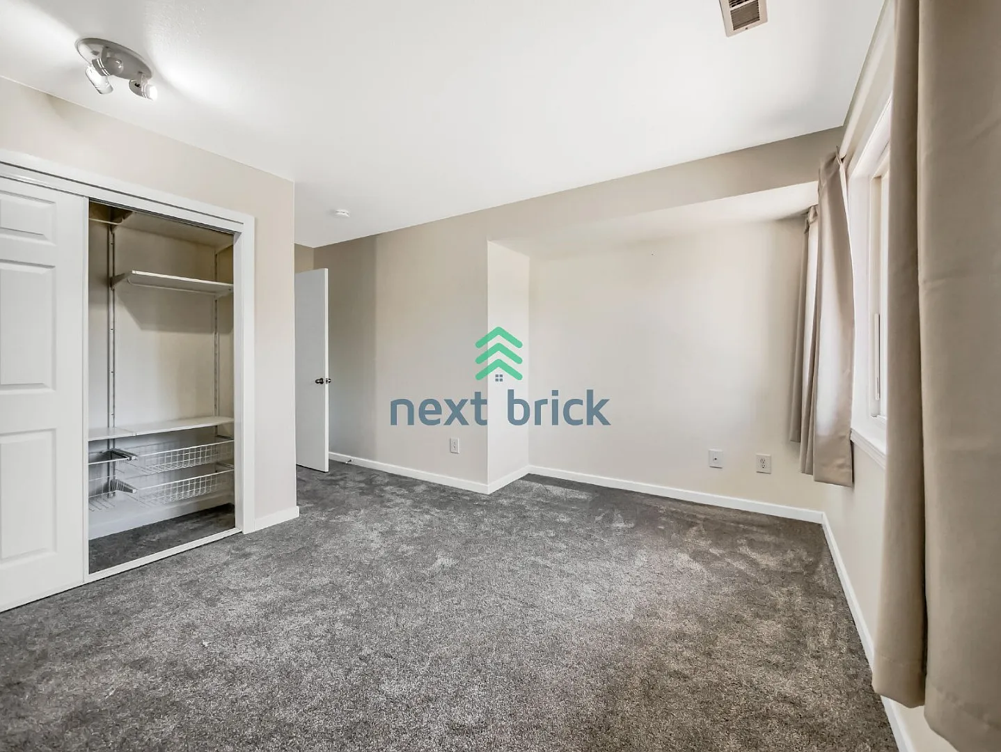 Beautiful 2-Bedroom Townhome with 2-Car Garage Near Juanita Beach — Photo 4