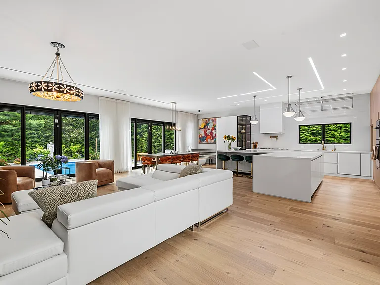 101 Montauk Blvd — Photo 50