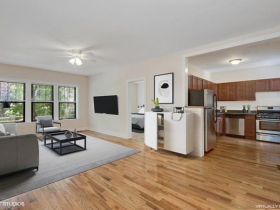 4th image of 626 W Cornelia Ave #E1