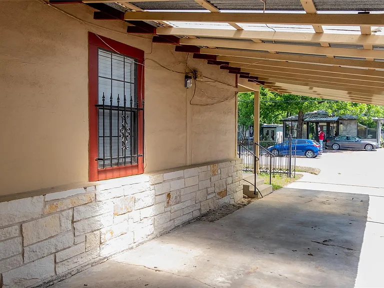 2607 E Cesar Chavez St — Photo 2