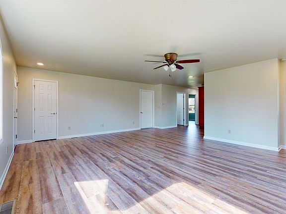 4th image of 1810 W Essex Pl