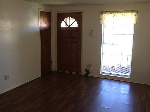 Front door/coat/shoe closet