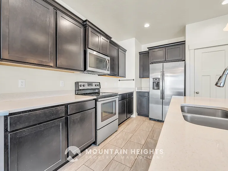 607 E Sawback Ln — Photo 4