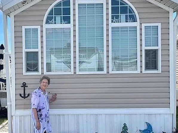 100 Eastview Dr #E19, Emerald Isle, NC 28594