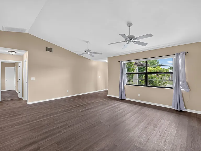 718 SW 35th Ter — Photo 1