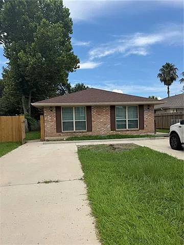3 bed, 1.0 bath, 1050 sqft, $1,400 — Photo 1