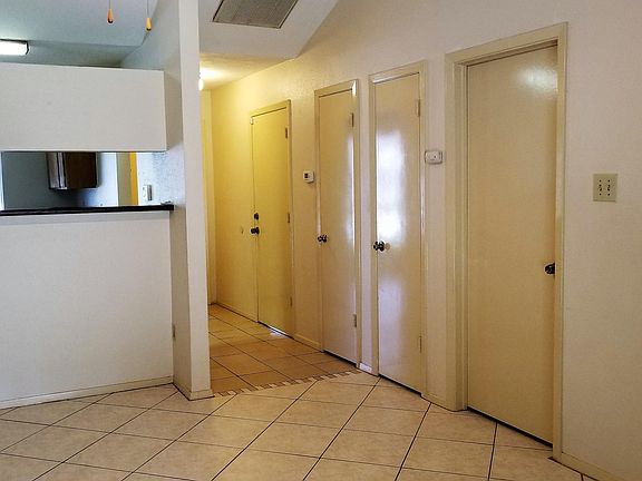 4th image of 1034 Oxford Dr
