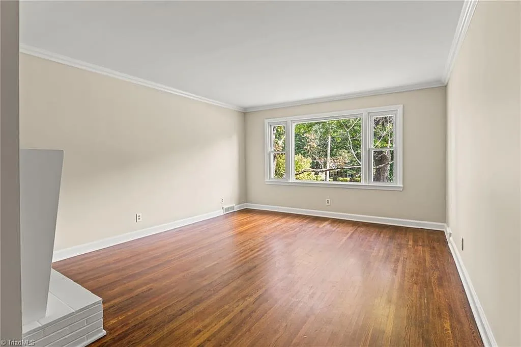 3 bed, 1.0 bath, 1280 sqft, $1,695 — Photo 3