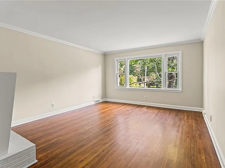 1200 Lamont Dr — Photo 3