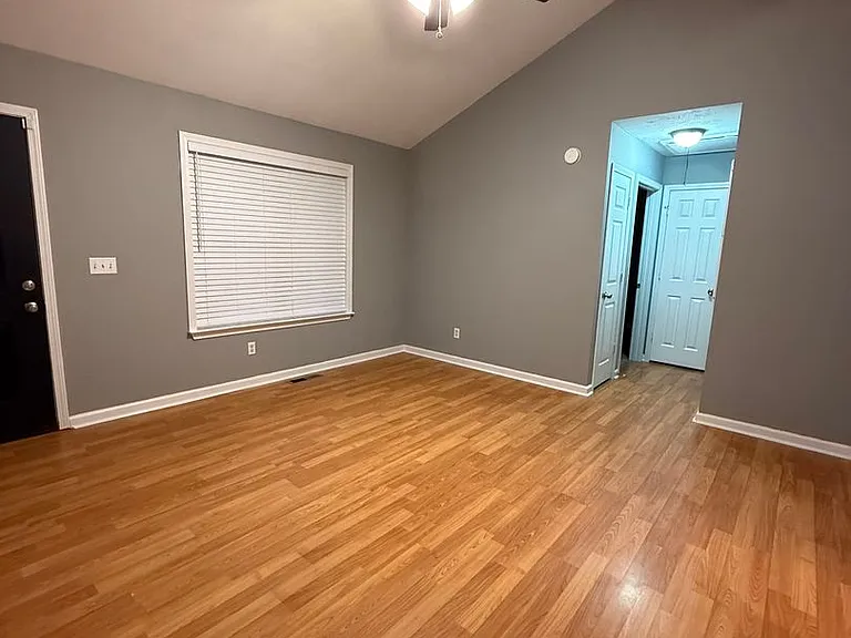 327 Center St — Photo 4