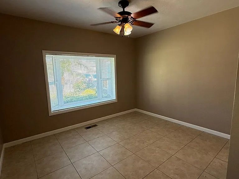 1053 N Laurel Ave — Photo 3