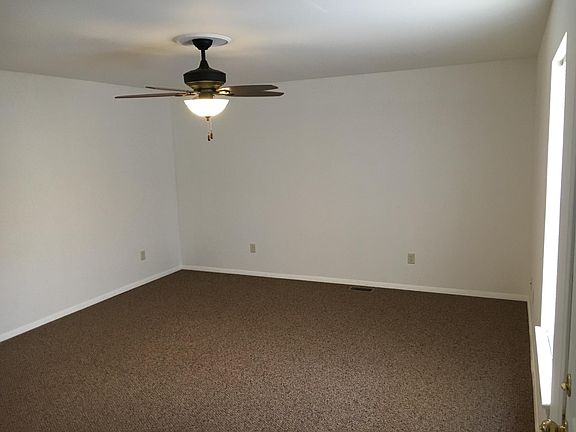 5th image of 611 E Miller Dr