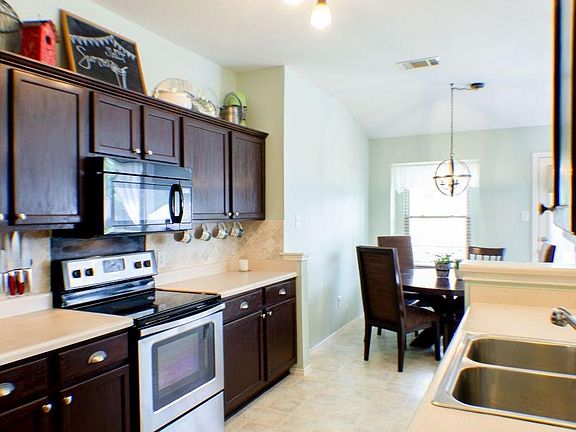 5th image of 1002 Henderson Dr