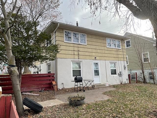 2nd image of 819 Pillsbury Ave