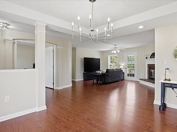 4th image of 3909 La Varra Dr