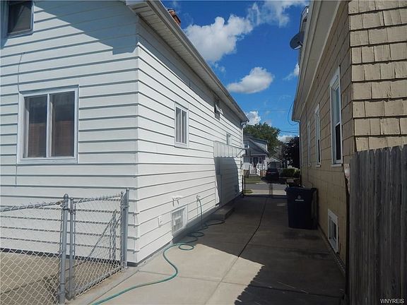 3rd image of 147 Mariemont Ave