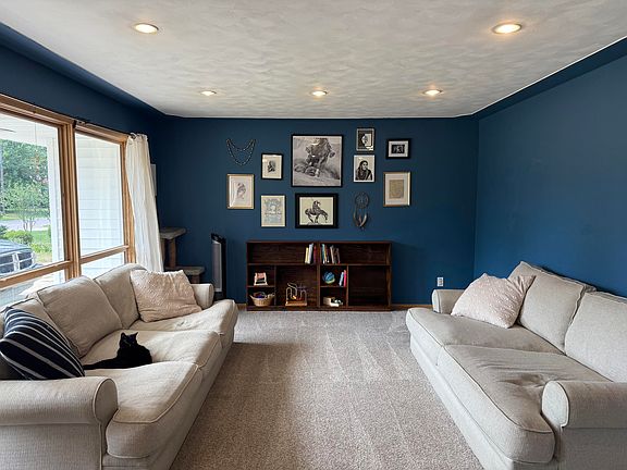 4th image of 1070 Bellway Ave