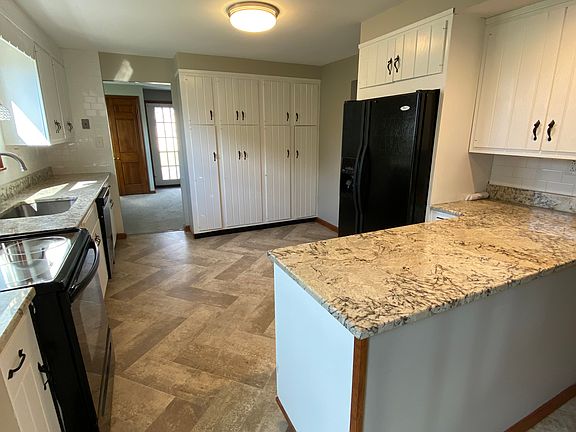 4th image of 17 Walcott St