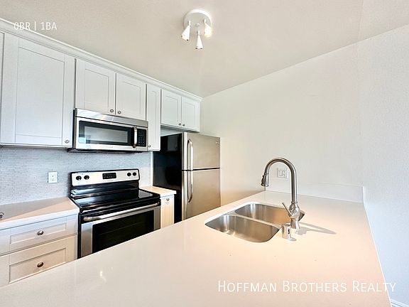 4th image of 726 N West Knoll Dr #212