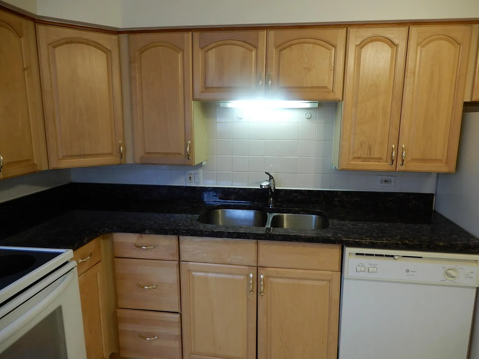 1 bed, 840 sqft, $1,375 — Photo 3
