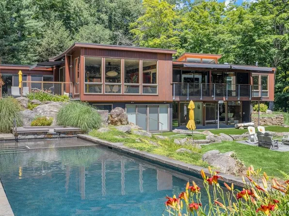 14 Cradle Rock East Road, Pound Ridge, NY 10576